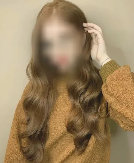 Laura, 24