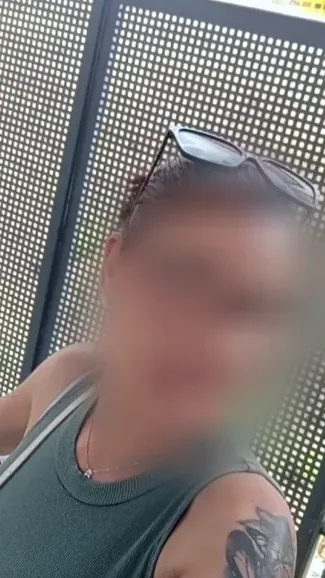 Manuela, 38