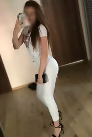 Selina, 32