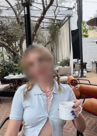 Zeynep, 27